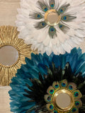 Trio mural Juju Hats “GEORGIOS” – Déco murale bohème chic – Plumes bleu paon, blanc et noir – Miroir soleil en raphia doré – Fait main