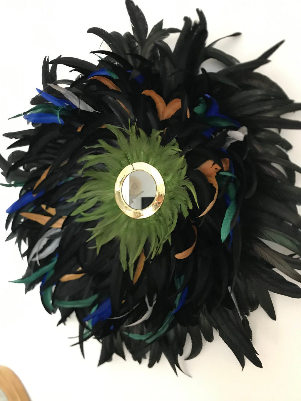 Juju Hat « LE MERVEILLEUX » – Déco murale en plumes naturelles multicolores et miroir en laiton