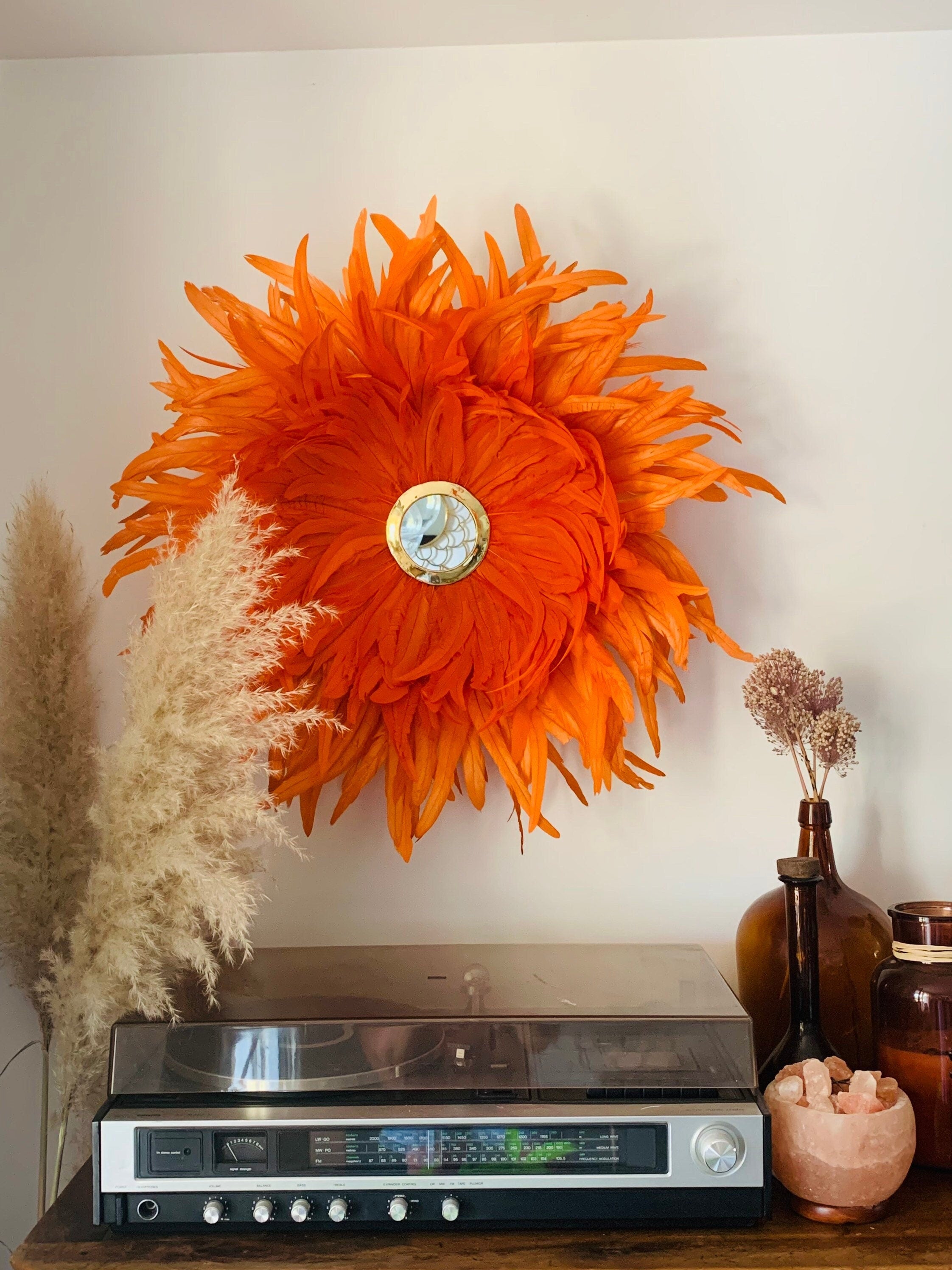 JUJUHAT « SEVENTIES » en plumes oranges et son miroir en laiton doré