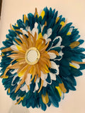 Juju Hat “LE ALBA” – Plumes bleu canard, jaune moutarde et blanches – Miroir doré en laiton – Déco murale ethnique chic – Fait main