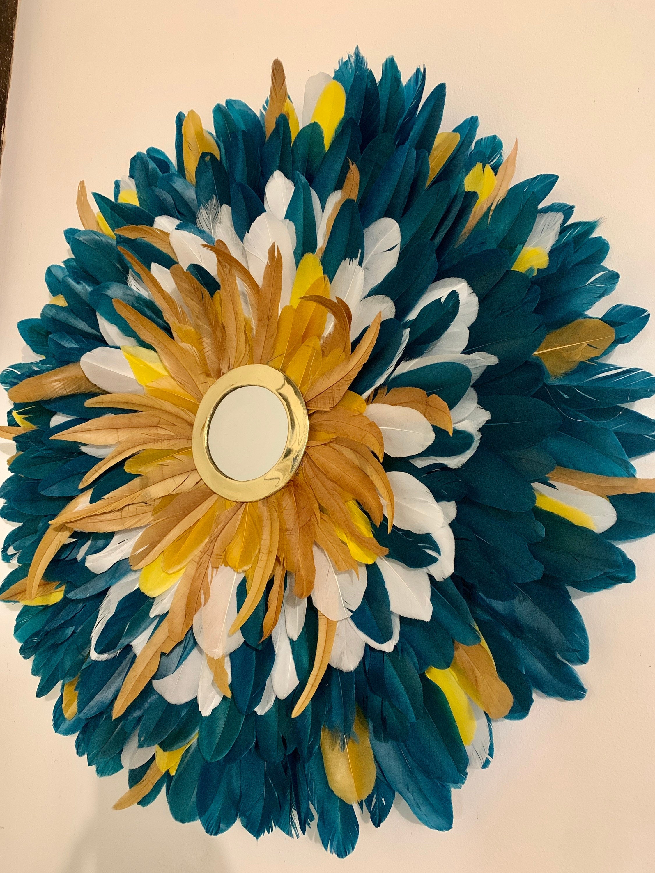 Juju Hat “LE ALBA” – Plumes bleu canard, jaune moutarde et blanches – Miroir doré en laiton – Déco murale ethnique chic – Fait main