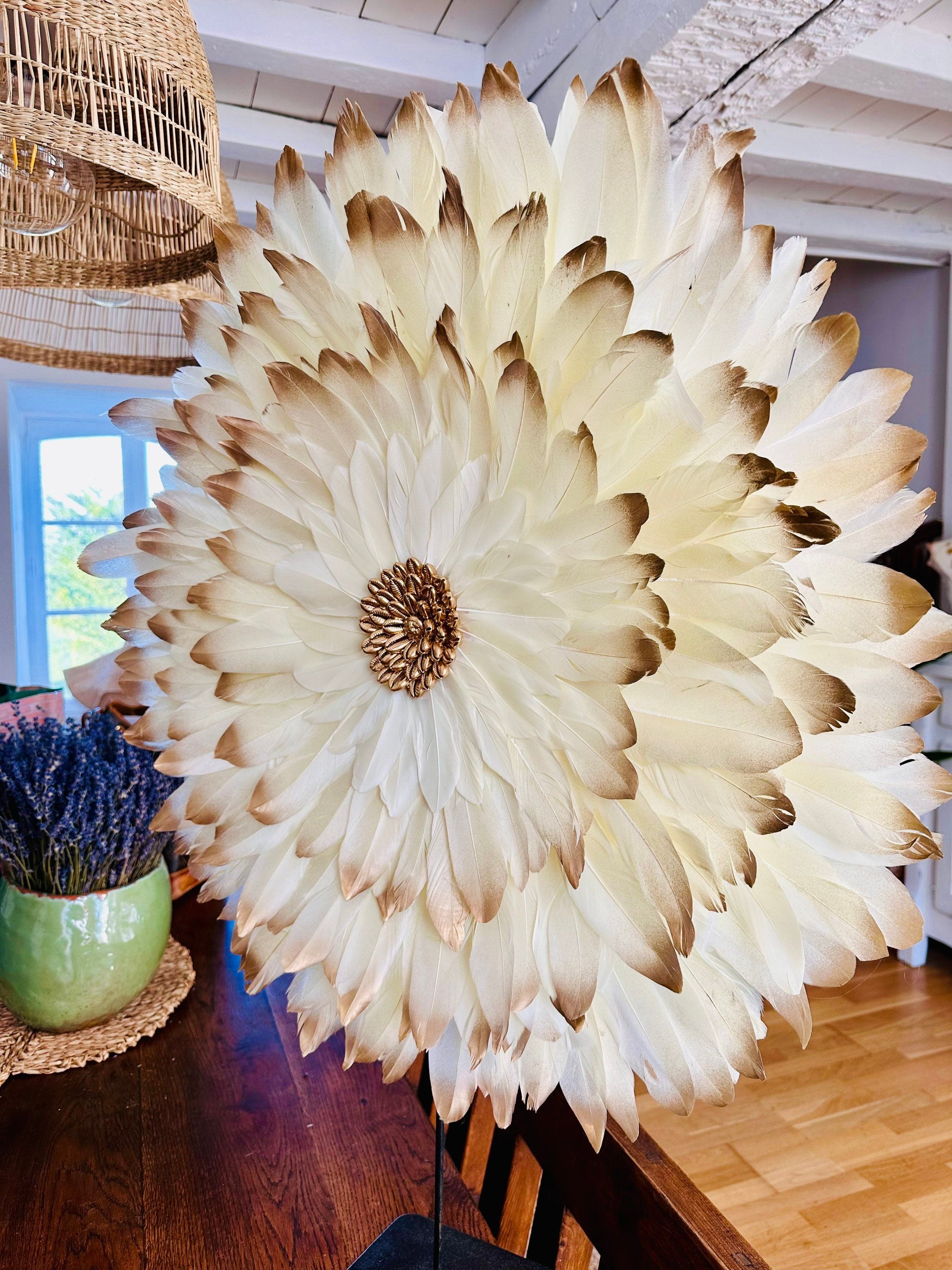 JUJUHAT "GOLDEN NUDE" en plumes beiges aux pointes dorées et son coeur en coquillages cauris