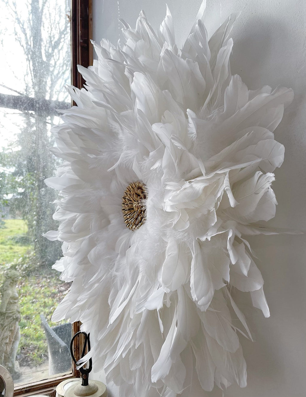 Juju Hat blanc – LE PACIFIQUE – déco murale en plumes avec cœur cauris dorés – 65 cm