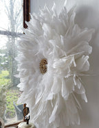 Juju Hat blanc – LE PACIFIQUE – déco murale en plumes avec cœur cauris dorés – 65 cm