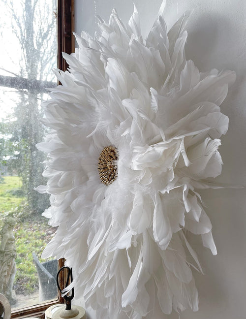 Juju Hat blanc – LE PACIFIQUE – déco murale en plumes avec cœur cauris dorés – 65 cm