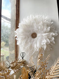 Juju Hat blanc – LE PACIFIQUE – déco murale en plumes avec cœur cauris dorés – 65 cm
