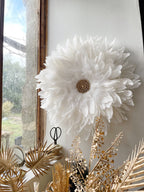 Juju Hat blanc – LE PACIFIQUE – déco murale en plumes avec cœur cauris dorés – 65 cm