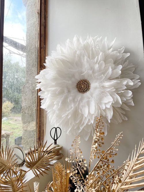 Juju Hat blanc – LE PACIFIQUE – déco murale en plumes avec cœur cauris dorés – 65 cm