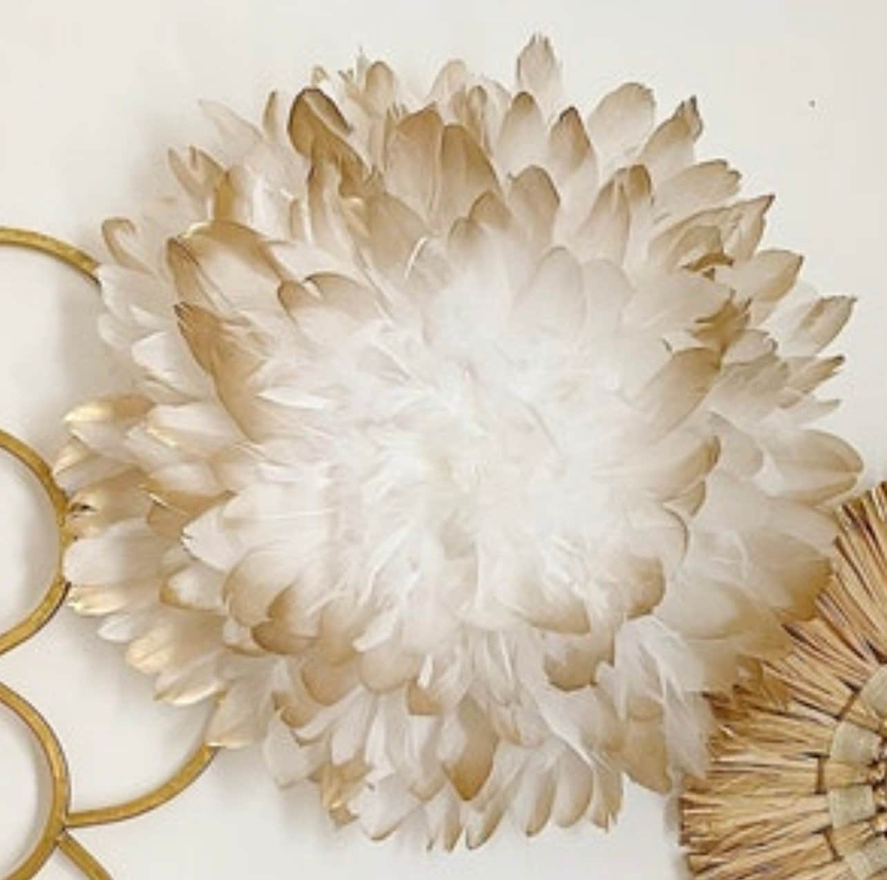 Juju Hat INFINITY – Plumes blanches pointes dorées – Décoration murale bohème chic