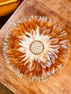 Jujuhat « LE MARTINIQUAIS » – décoration murale en plumes marron et beige, cœur en coquillages cauris et raphia naturel