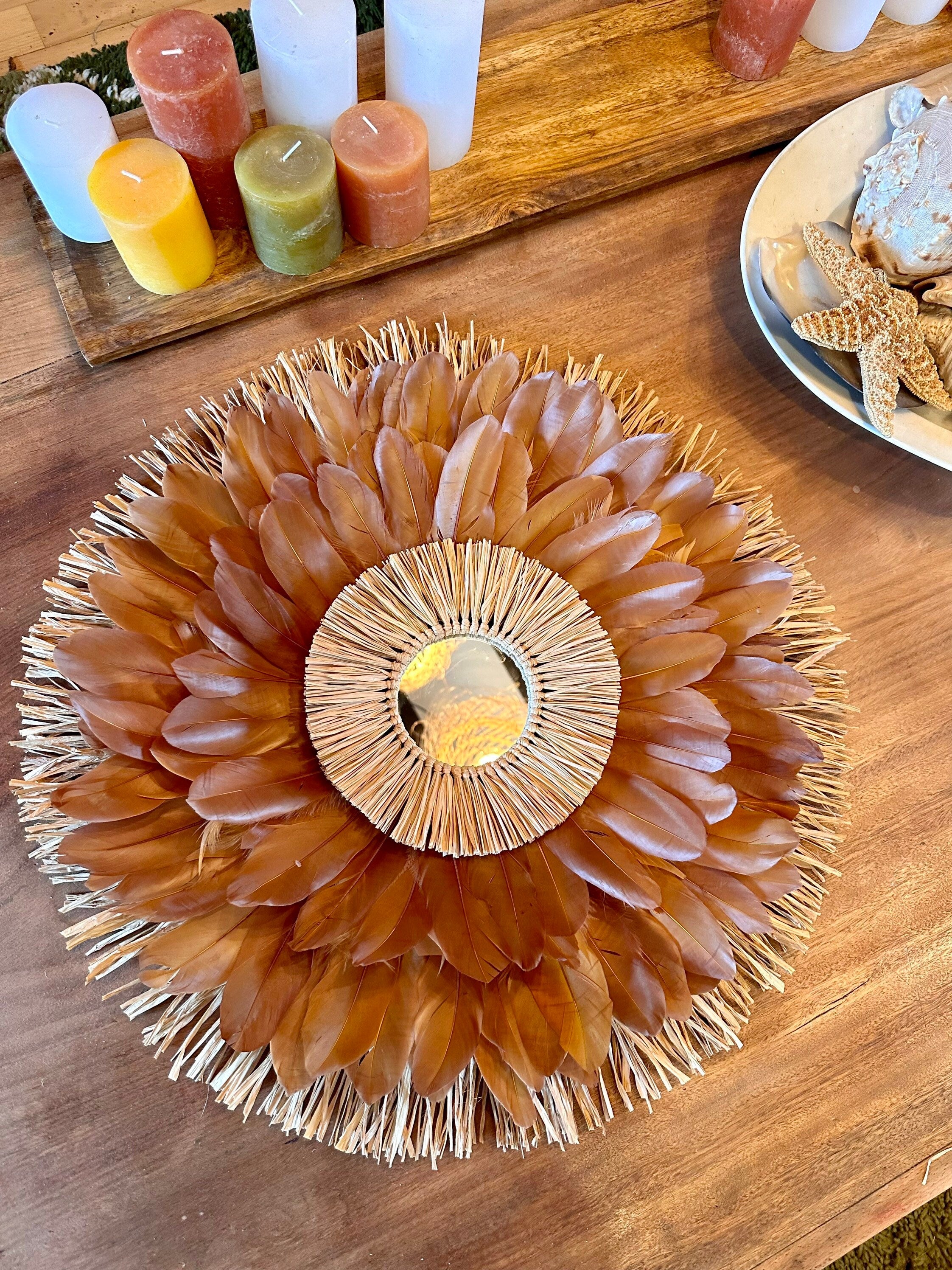 JUJU HAT Delta du DÉSERT – décoration murale en plumes marron & raphia naturel avec miroir – 58/65 cm
