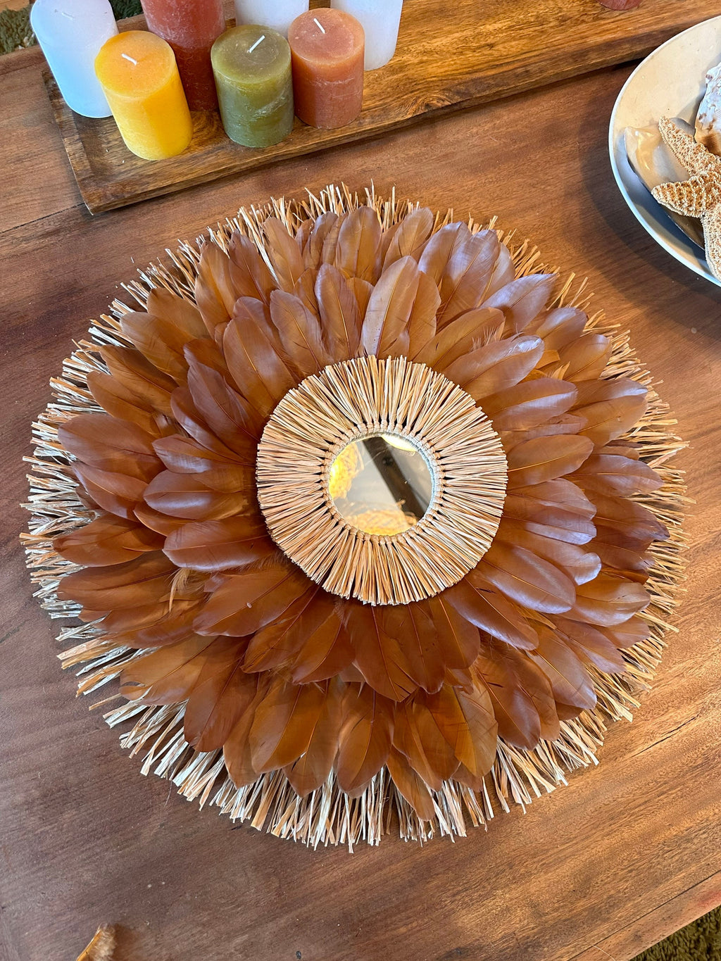 JUJU HAT Delta du DÉSERT – décoration murale en plumes marron & raphia naturel avec miroir – 58/65 cm