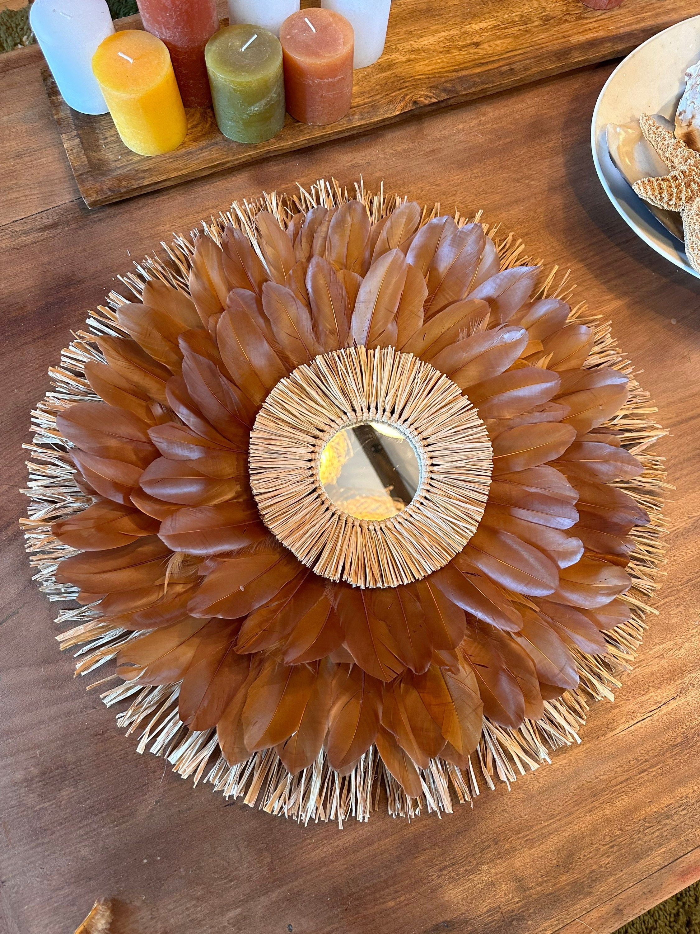 JUJU HAT Delta du DÉSERT – décoration murale en plumes marron & raphia naturel avec miroir – 58/65 cm