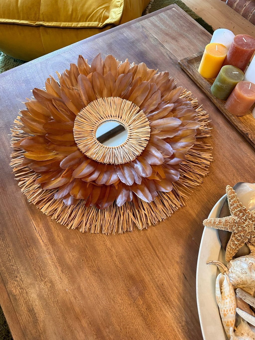 JUJU HAT Delta du DÉSERT – décoration murale en plumes marron & raphia naturel avec miroir – 58/65 cm