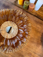 JUJU HAT Delta du DÉSERT – décoration murale en plumes marron & raphia naturel avec miroir – 58/65 cm