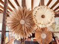 Trio mural PAMPLEMOUSSE – Juju Hats en plumes, pampa et raphia – Déco murale bohème artisanale en matières naturelles