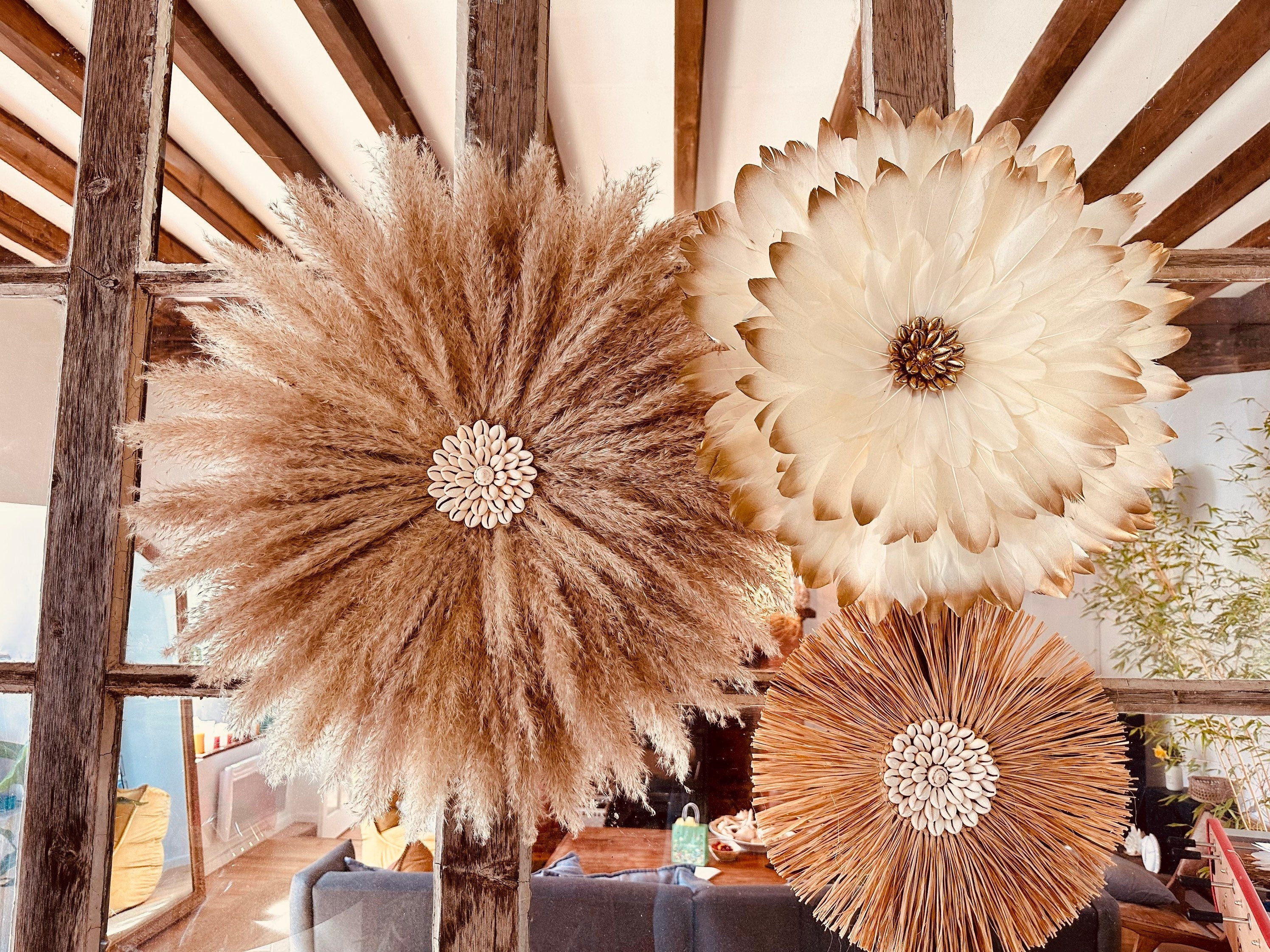 Trio mural PAMPLEMOUSSE – Juju Hats en plumes, pampa et raphia – Déco murale bohème artisanale en matières naturelles