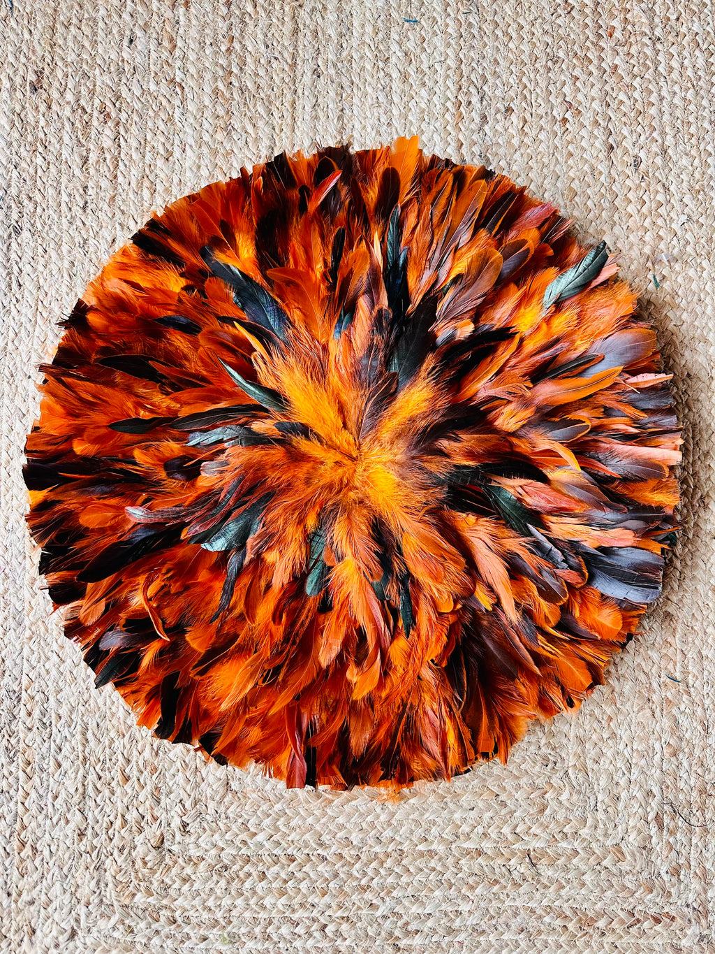 JUJUHAT "LE PIM’S" rond en plumes oranges, marrons, noir
