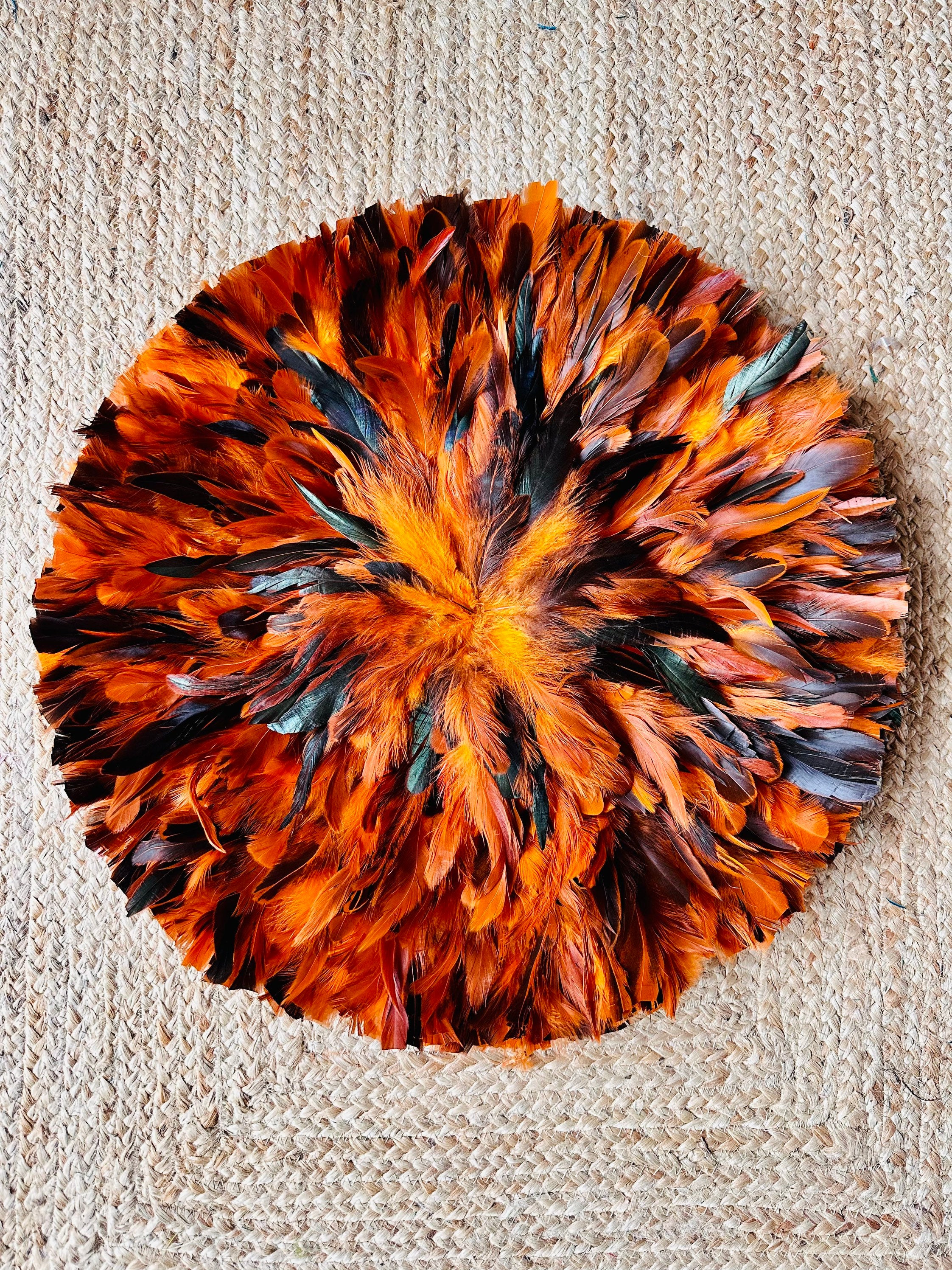 JUJUHAT "LE PIM’S" rond en plumes oranges, marrons, noir