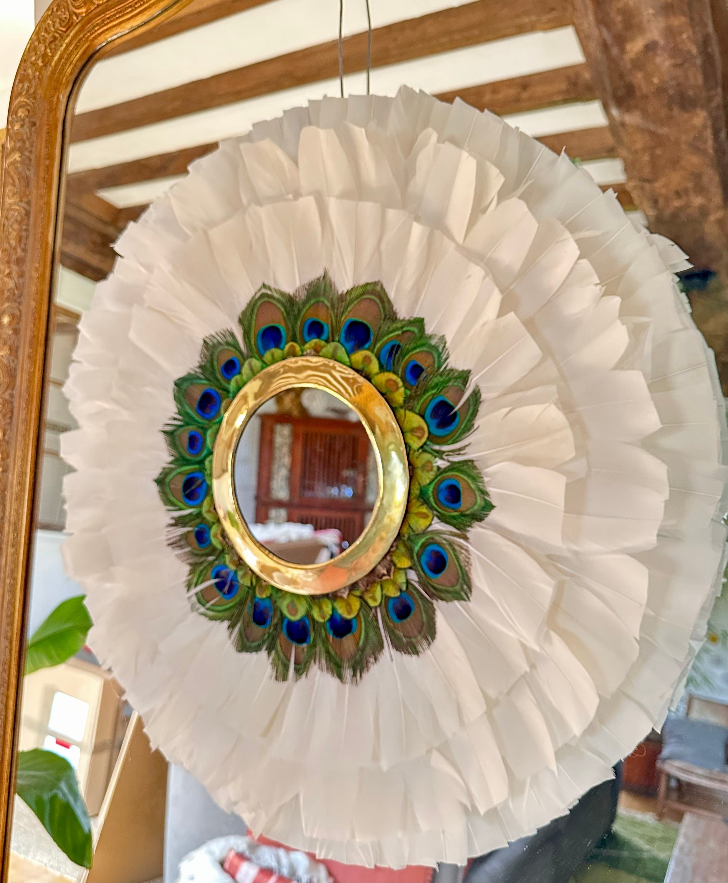 JUJUHAT « LE SATURNIA » en plumes blanches et plumes de paon avec son miroir en laiton doré