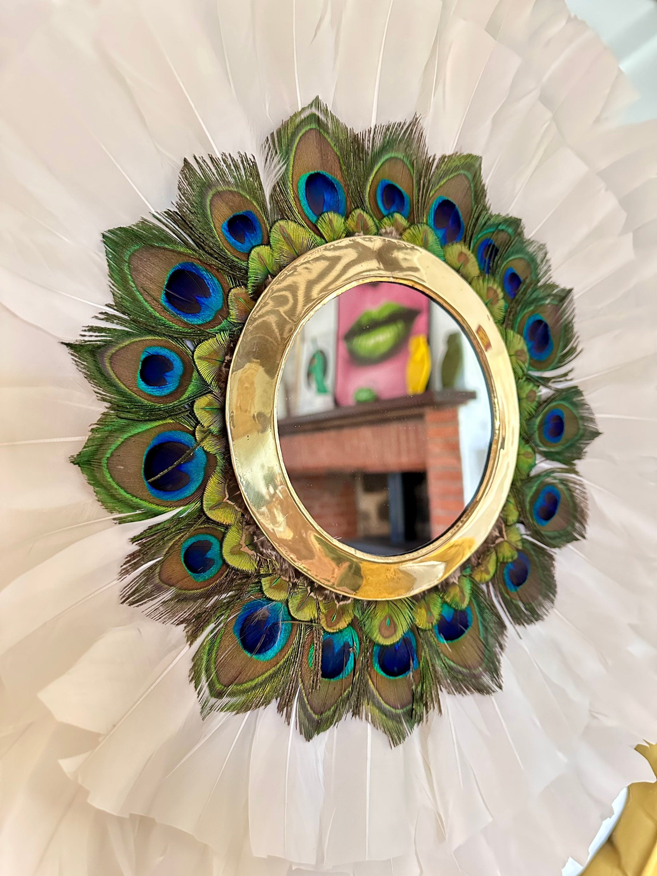 JUJUHAT « LE SATURNIA » en plumes blanches et plumes de paon avec son miroir en laiton doré