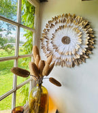 JUJUHAT "GOLDEN WHITE" avec ses plumes blanches aux pointes dorées et son coeur en coquillages cauri dorés