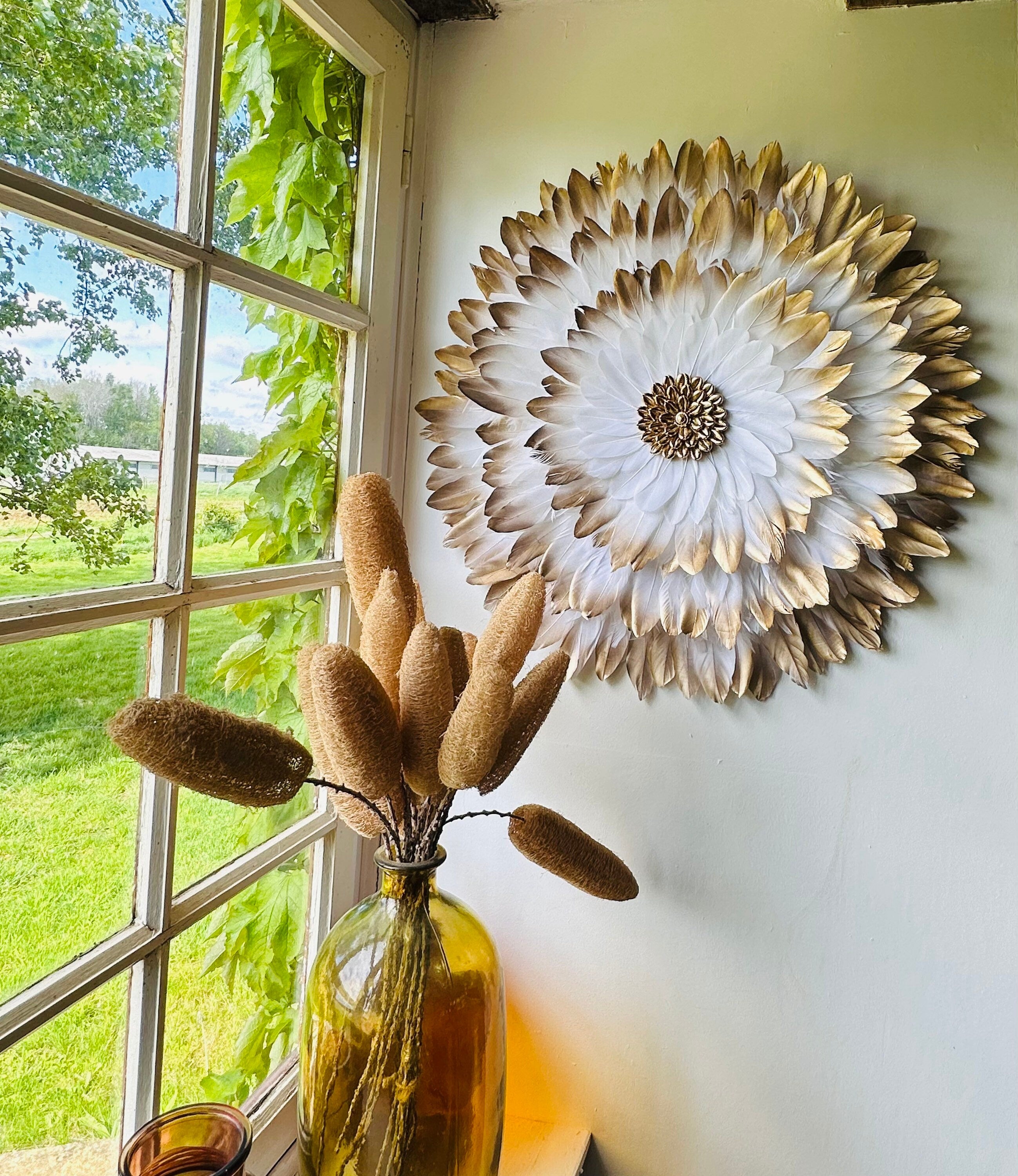 JUJUHAT "GOLDEN WHITE" avec ses plumes blanches aux pointes dorées et son coeur en coquillages cauri dorés