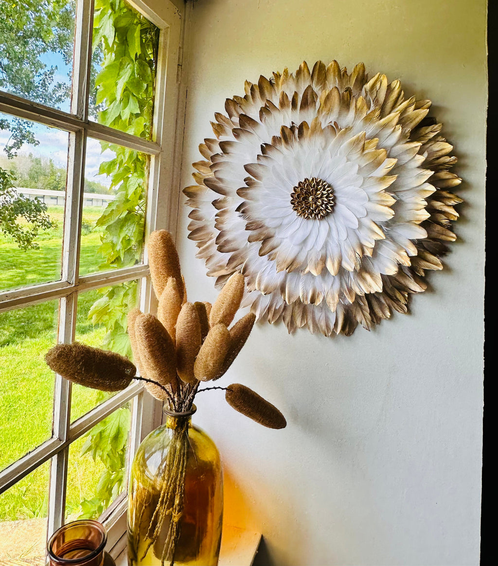 JUJUHAT "GOLDEN WHITE" avec ses plumes blanches aux pointes dorées et son coeur en coquillages cauri dorés
