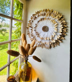 JUJUHAT "GOLDEN WHITE" avec ses plumes blanches aux pointes dorées et son coeur en coquillages cauri dorés