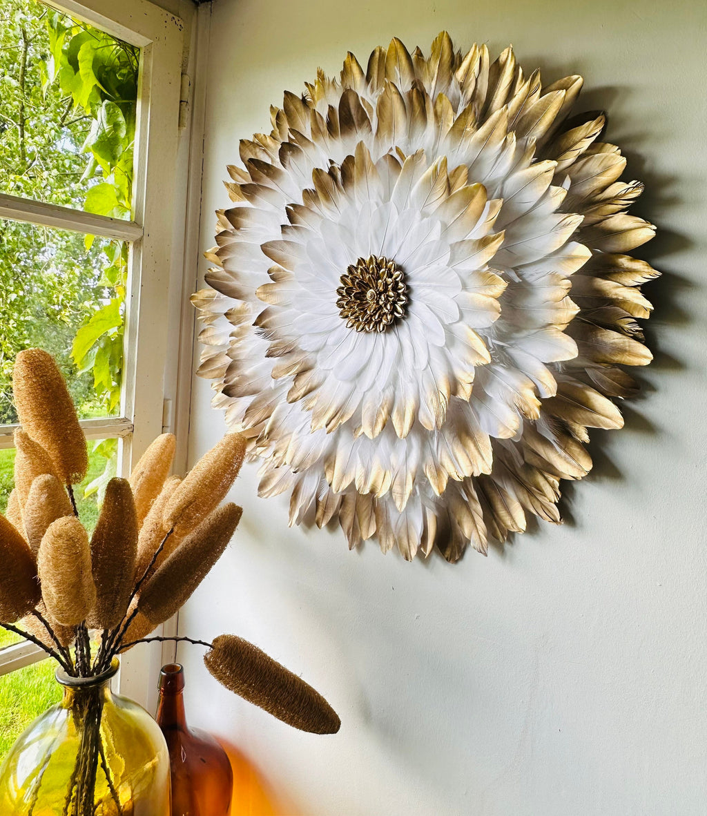 JUJUHAT "GOLDEN WHITE" avec ses plumes blanches aux pointes dorées et son coeur en coquillages cauri dorés