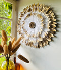 JUJUHAT "GOLDEN WHITE" avec ses plumes blanches aux pointes dorées et son coeur en coquillages cauri dorés