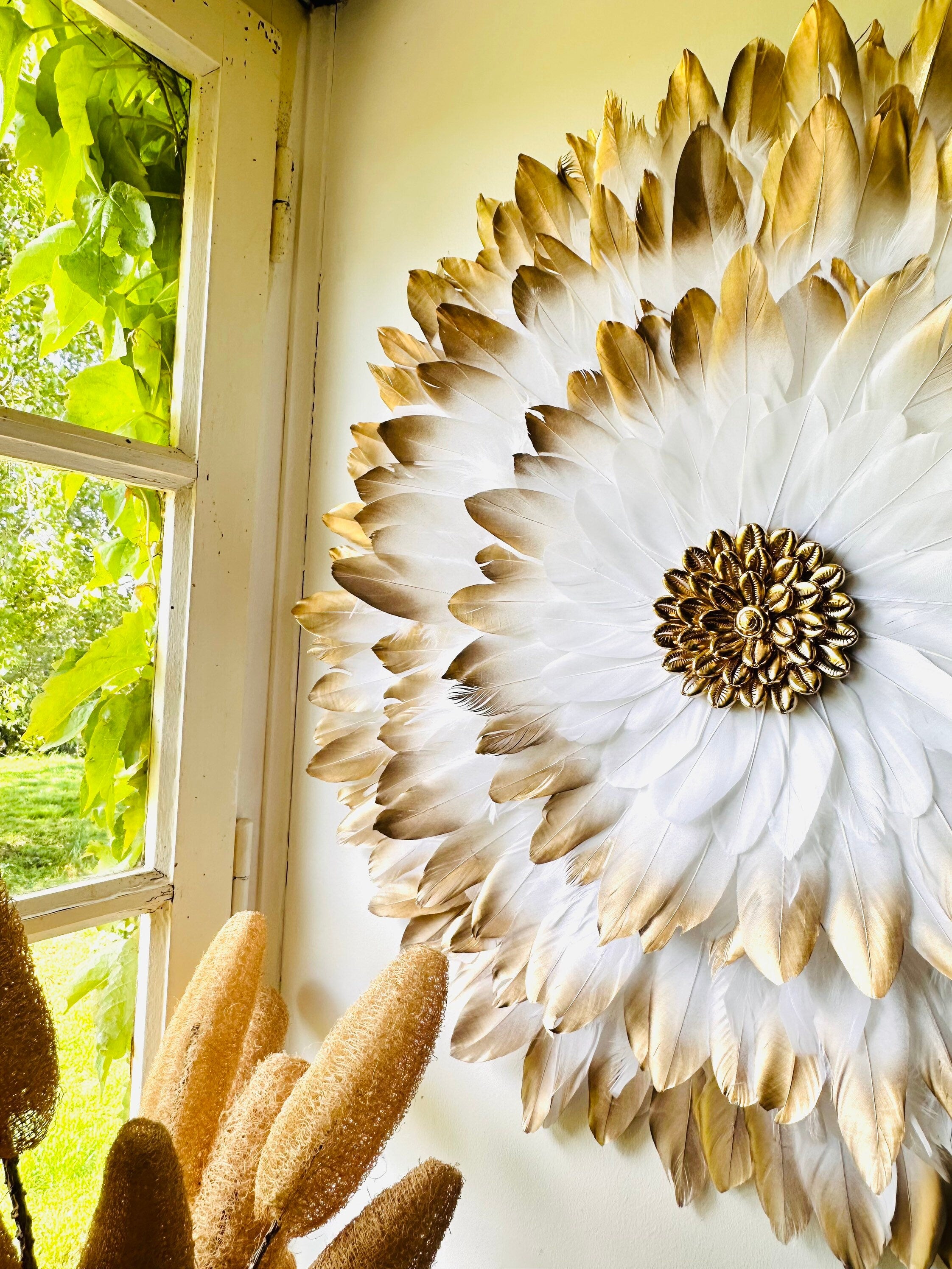 JUJUHAT "GOLDEN WHITE" avec ses plumes blanches aux pointes dorées et son coeur en coquillages cauri dorés