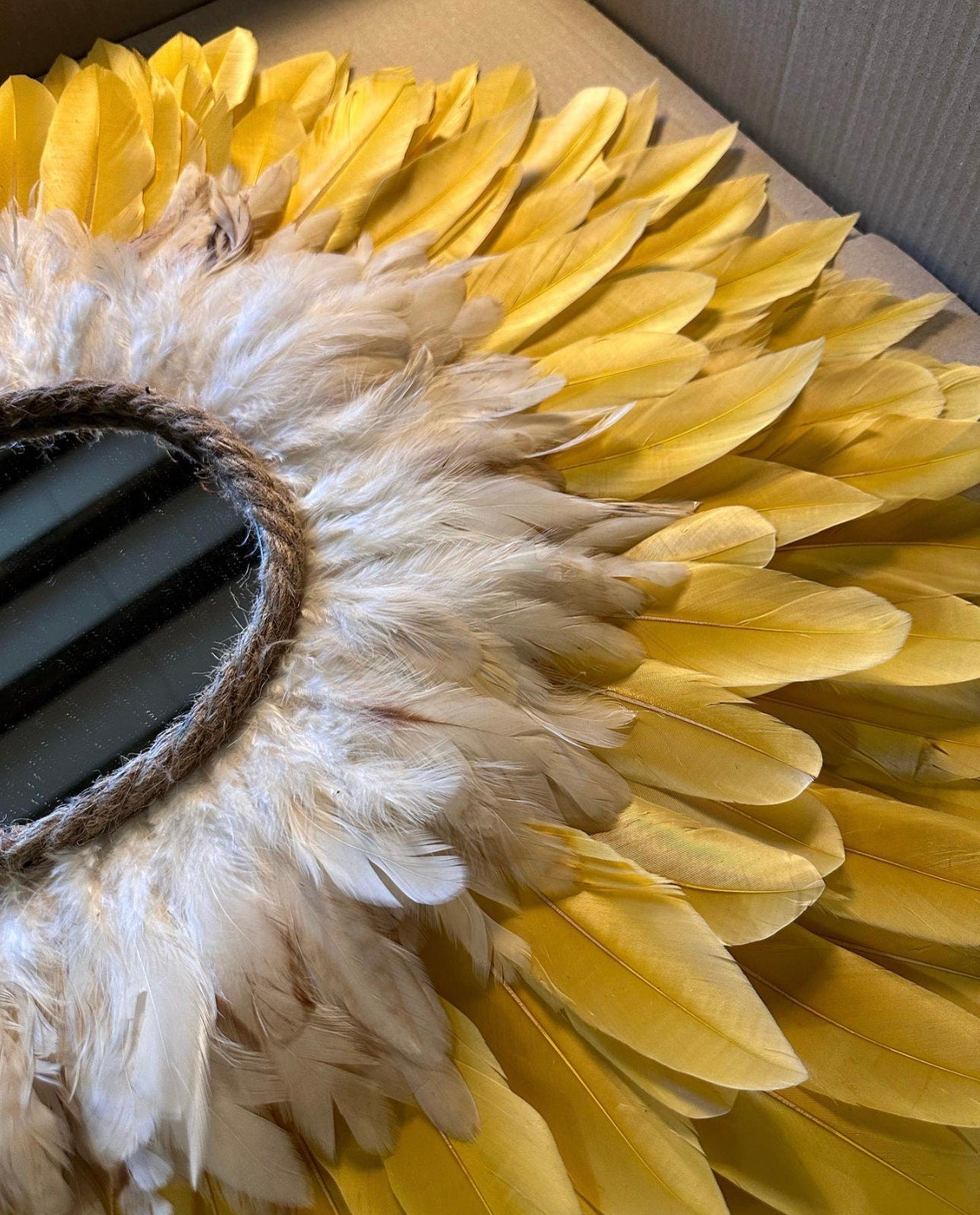 JUJUHAT "LE LOUIS" en plumes jaunes moutarde et beiges + son miroir cordé