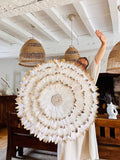 Jujuhat “Golden White” – décoration murale artisanale en plumes blanches, doré et cauris naturels