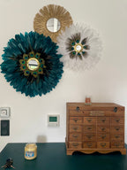 Trio mural Juju Hats “GEORGIOS” – Déco murale bohème chic – Plumes bleu paon, blanc et noir – Miroir soleil en raphia doré – Fait main