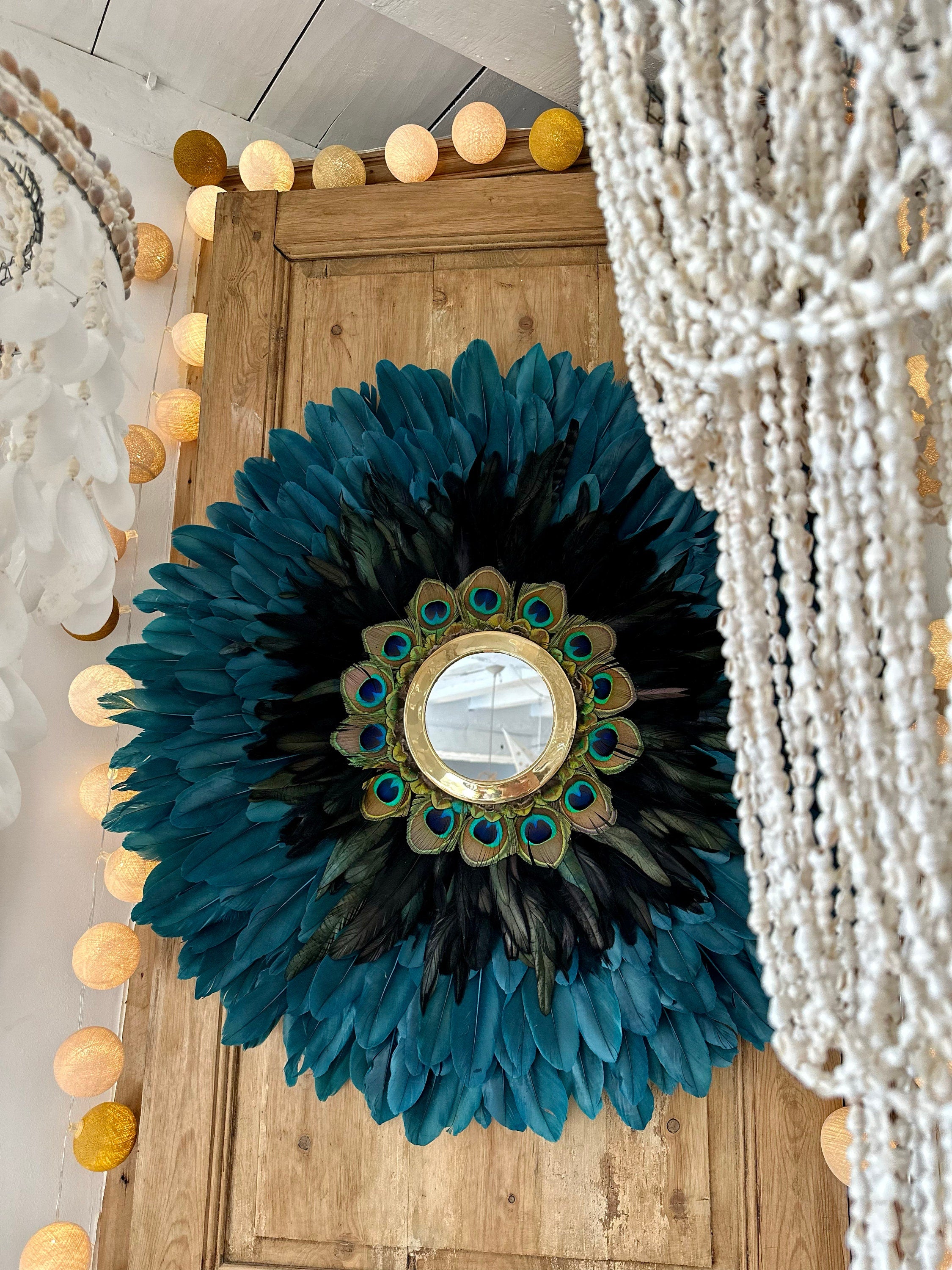 JUJUHAT « GEORGIOS » en plumes bleues et noires et son miroir en laiton doré