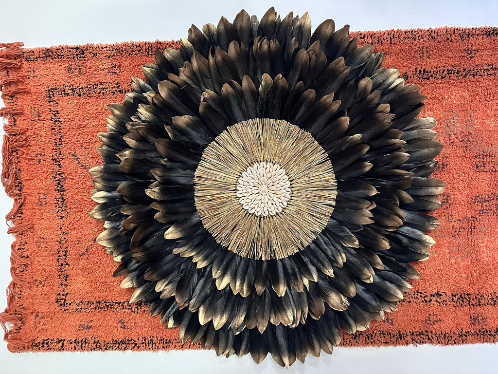 Juju Hat « PRÉCIEUX BLACK DORÉ » – Déco murale en plumes noires et dorées, cœur en raphia et coquillages cauris