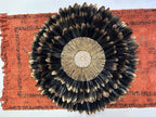 Juju Hat « PRÉCIEUX BLACK DORÉ » – Déco murale en plumes noires et dorées, cœur en raphia et coquillages cauris
