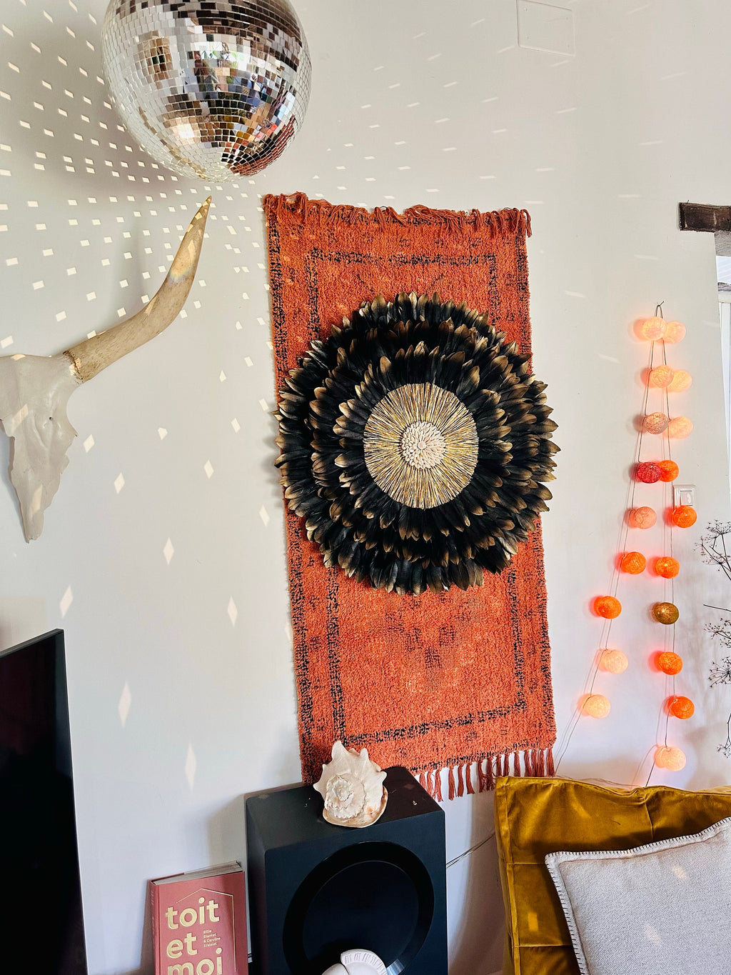 Juju Hat « PRÉCIEUX BLACK DORÉ » – Déco murale en plumes noires et dorées, cœur en raphia et coquillages cauris