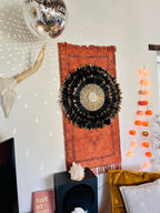 Juju Hat « PRÉCIEUX BLACK DORÉ » – Déco murale en plumes noires et dorées, cœur en raphia et coquillages cauris