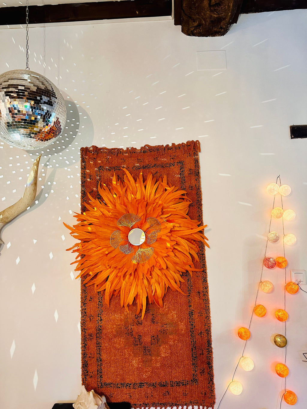 Juju Hat “LE BAHIA” – Plumes orange vif et miroir doré – Déco murale ethnique chic – Fait main – 70 cm