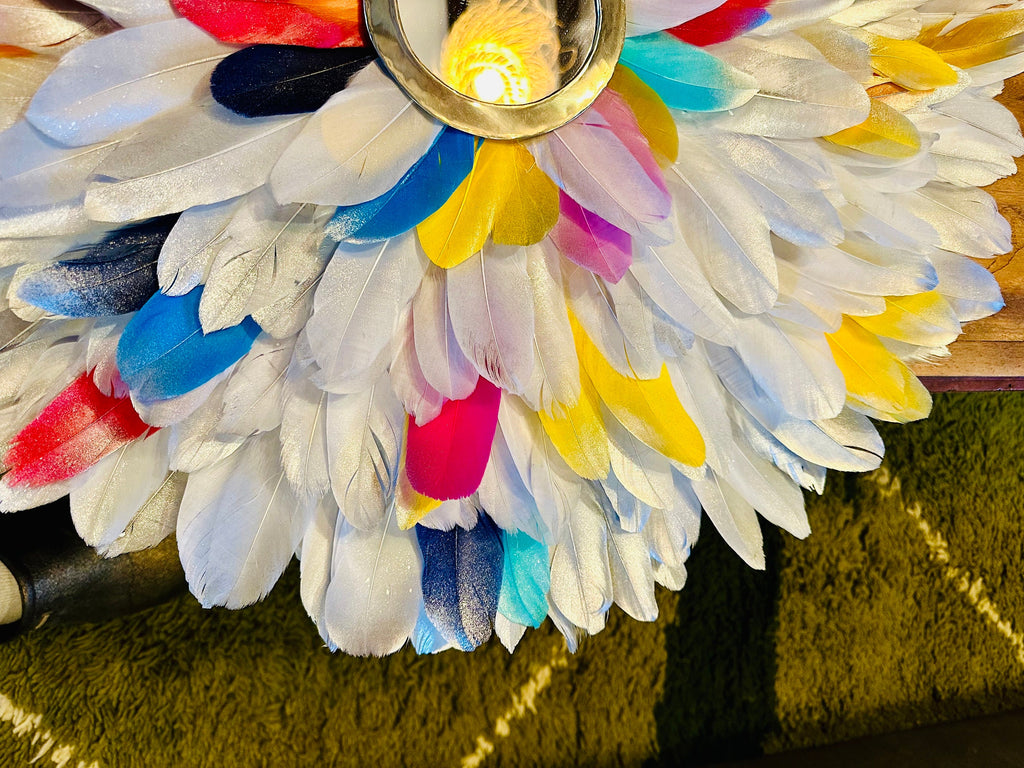 JUJUHAT « LE RIO » – Juju hat multicolore en plumes naturelles et miroir ou cauris
