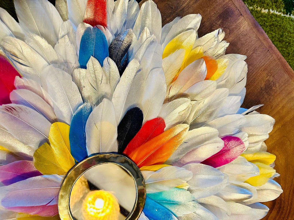 JUJUHAT « LE RIO » – Juju hat multicolore en plumes naturelles et miroir ou cauris
