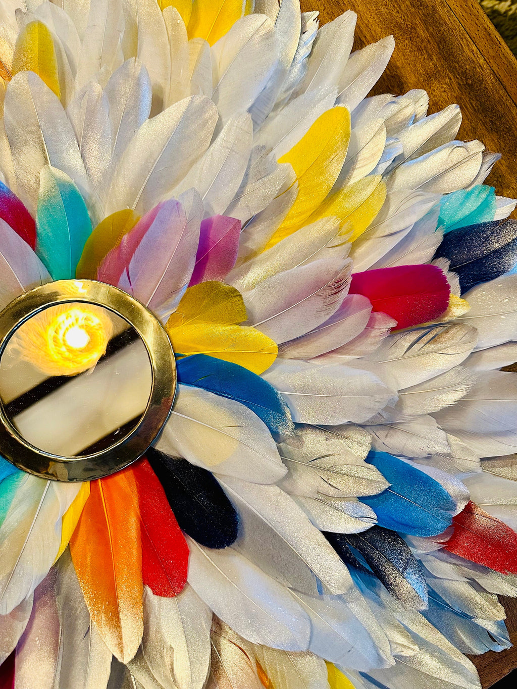 JUJUHAT « LE RIO » – Juju hat multicolore en plumes naturelles et miroir ou cauris
