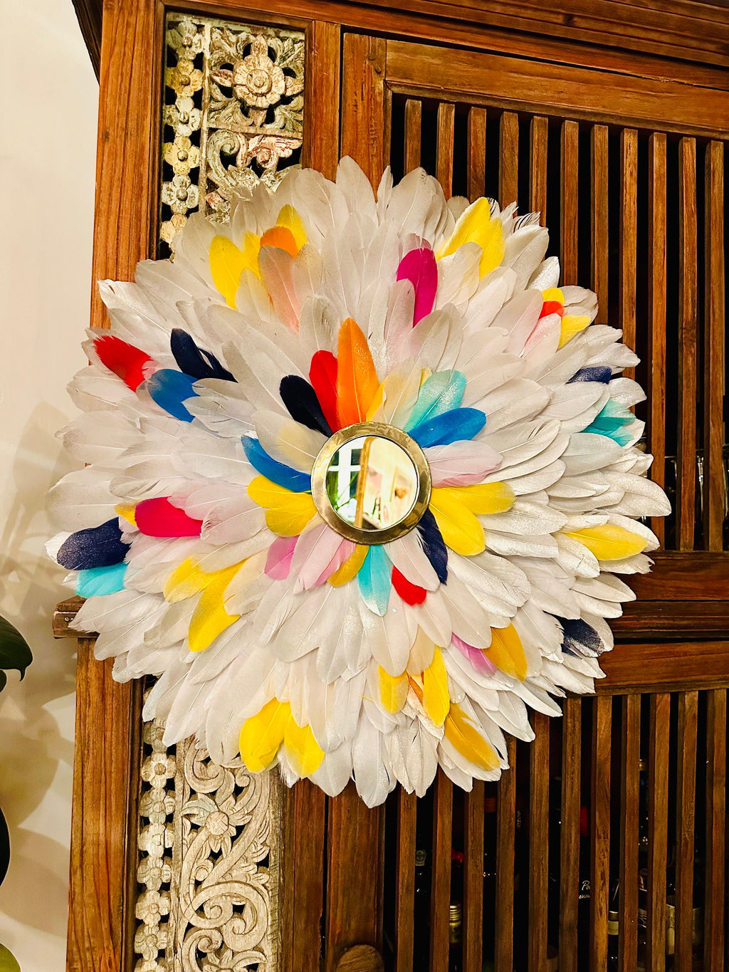 JUJUHAT « LE RIO » – Juju hat multicolore en plumes naturelles et miroir ou cauris
