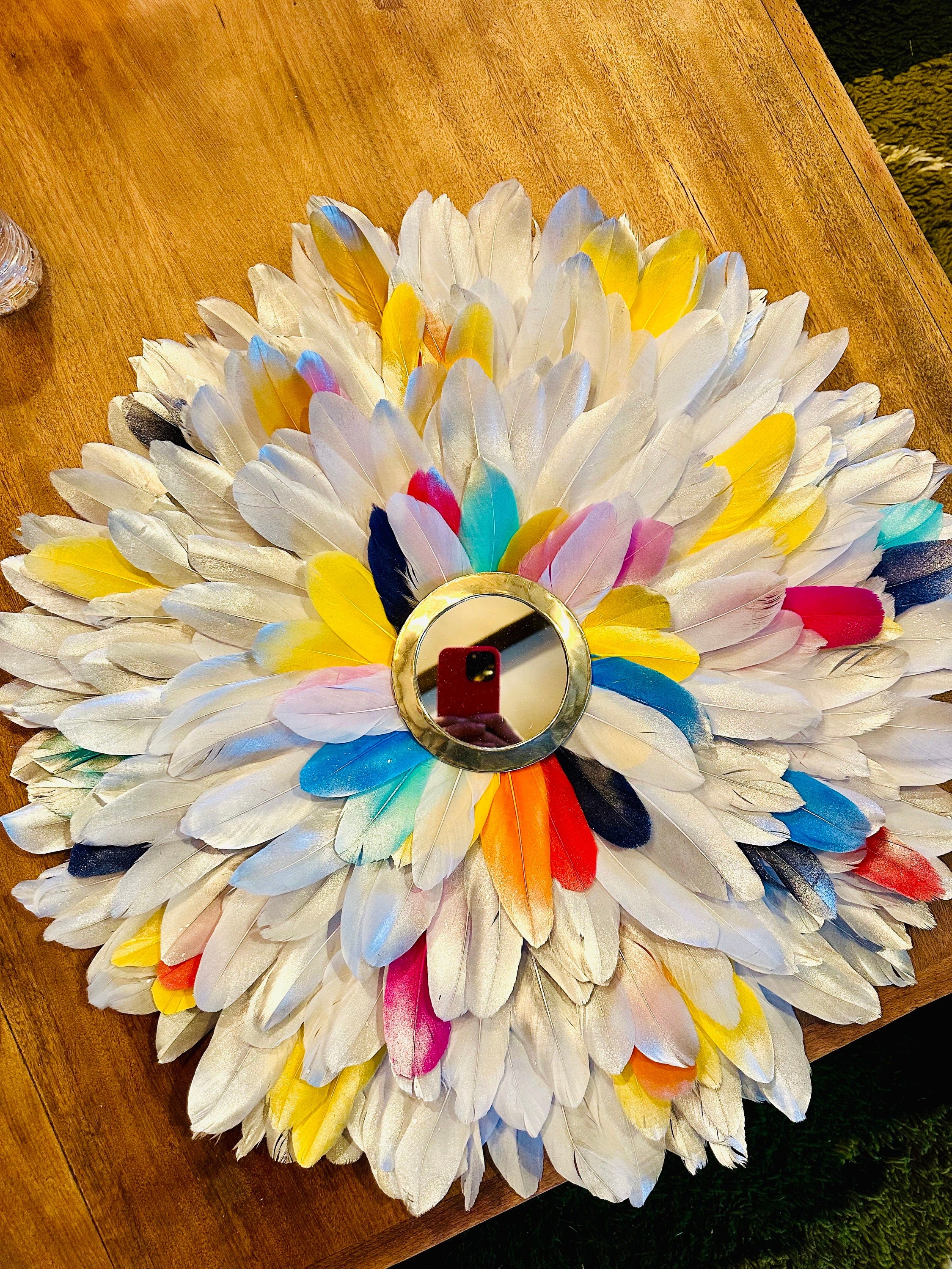 JUJUHAT « LE RIO » – Juju hat multicolore en plumes naturelles et miroir ou cauris