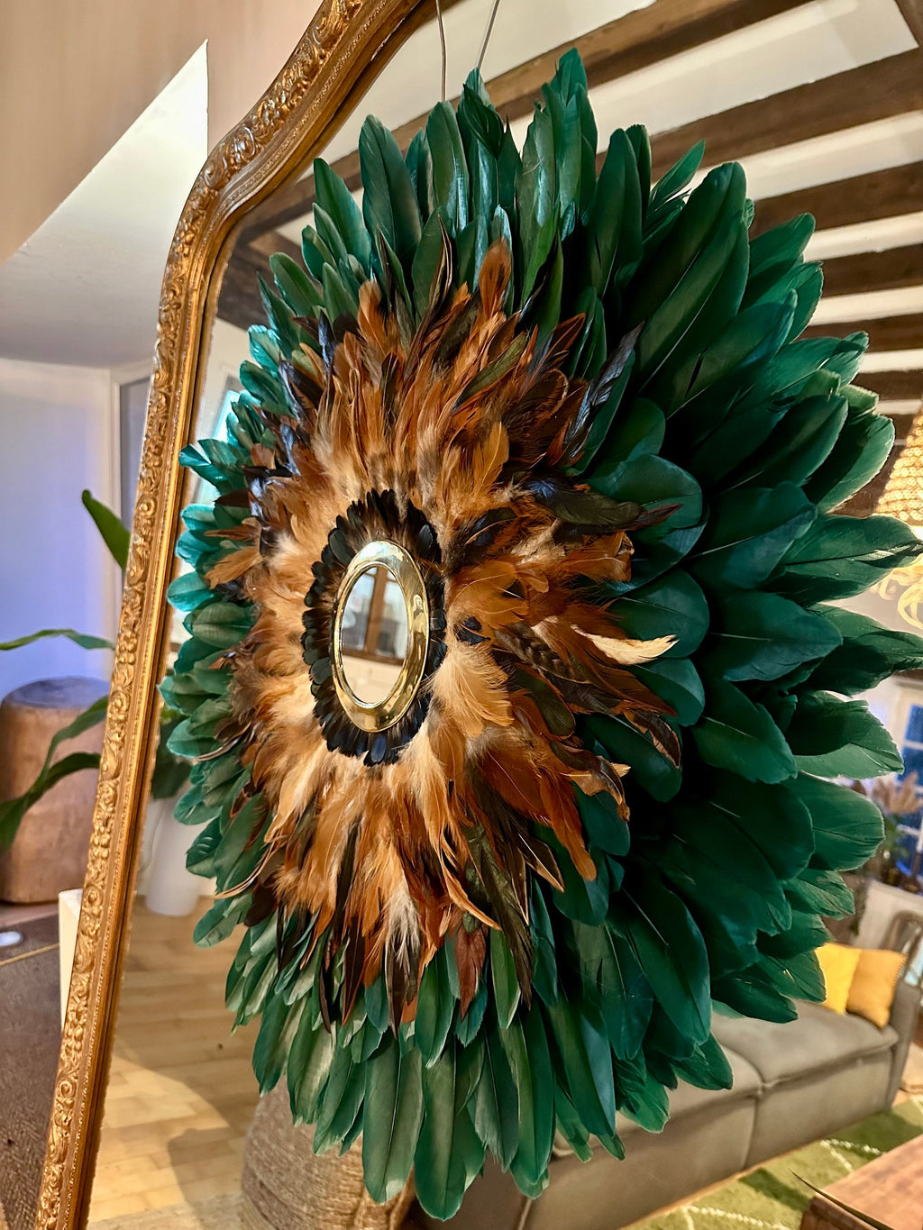 Juju Hat Vert – L’AMAZONIA en plumes vertes et son miroir en laiton doré