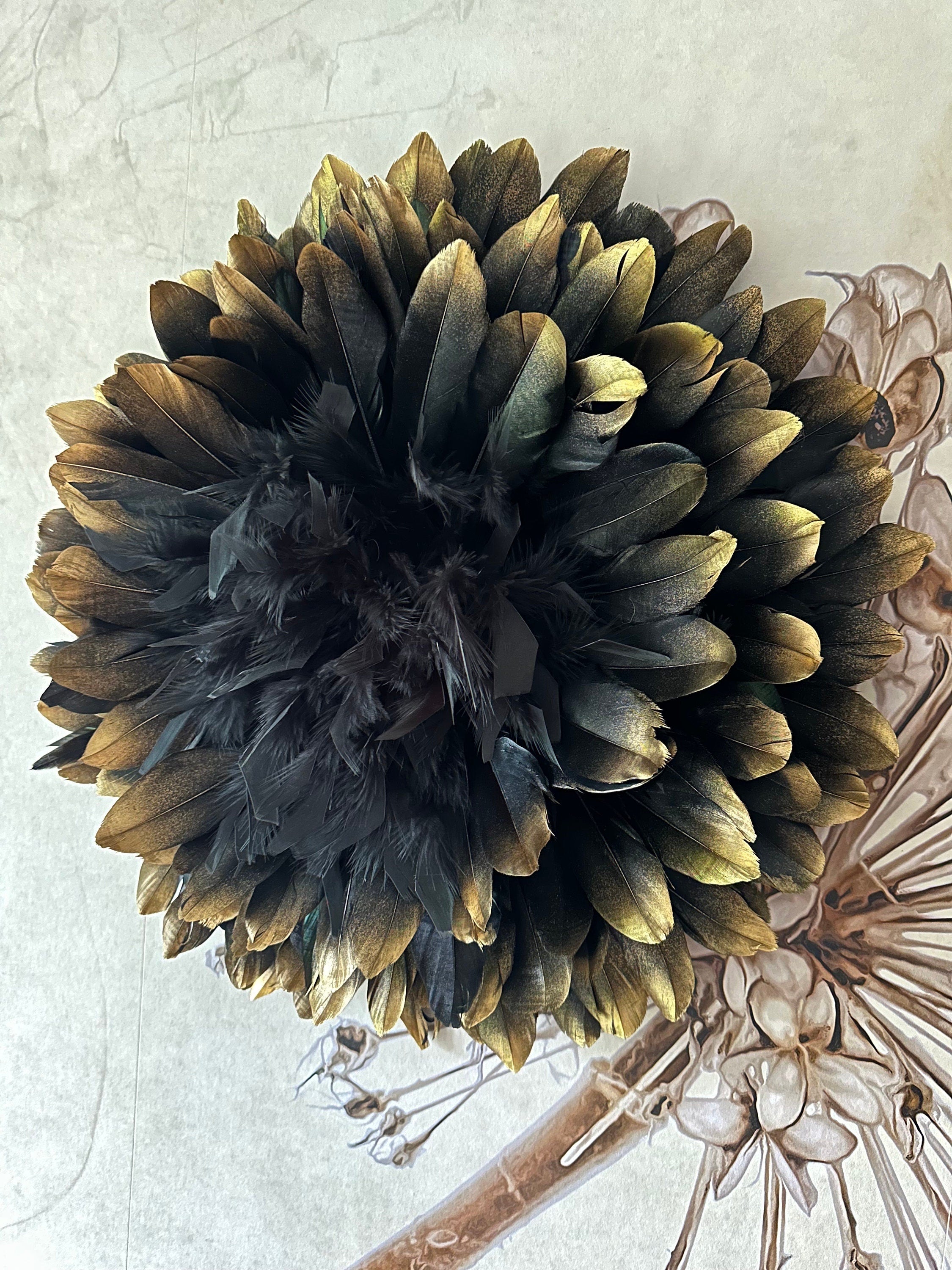JUJUHAT « INFINITY » des plumes noires aux pointes dorées, tout en relief et volume