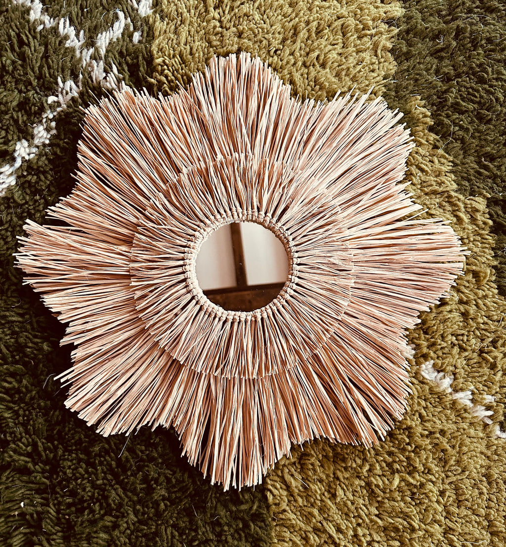 Fleur de Tiaré en raphia – Déco murale bohème chic – Centre miroir ou coquillages – Fait main