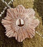 Fleur de Tiaré en raphia – Déco murale bohème chic – Centre miroir ou coquillages – Fait main